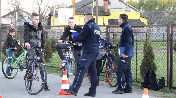 Policjanci i strażacy promowali wśród pątników zasady bezpiecznego poruszania się drogami